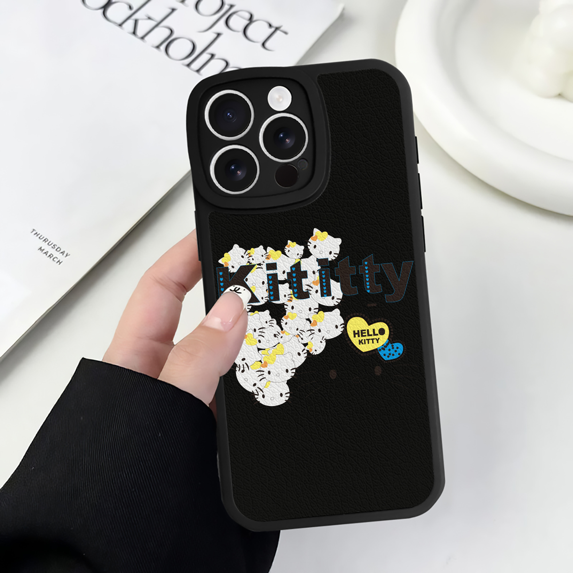 （画像用） Hello Kitty ハローキティ 【iPhone 16シリーズ対応】シリコンスマホケース（レザー調） 材質：シリコン
